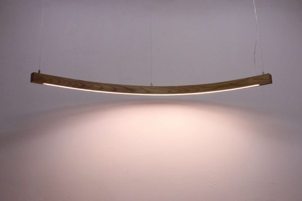 Pakabinami šviestuvai, Pakabinamas medinis šviestuvas MOON