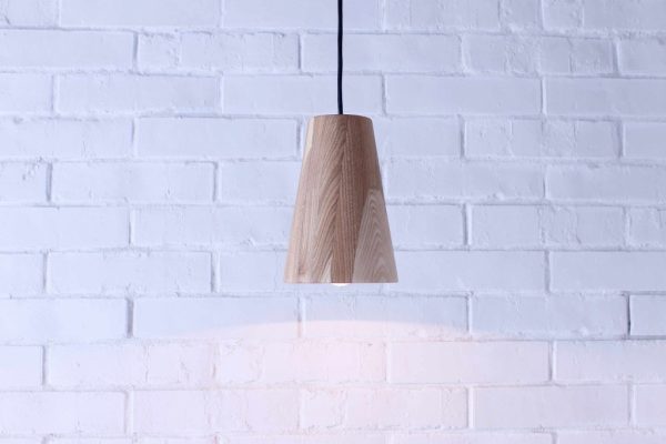 Pakabinami šviestuvai, Pakabinamas medinis šviestuvas Spot XL
